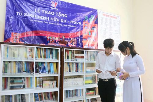 Trường THPT Châu Phú tiếp nhận tủ sách với hơn 600 đầu sách