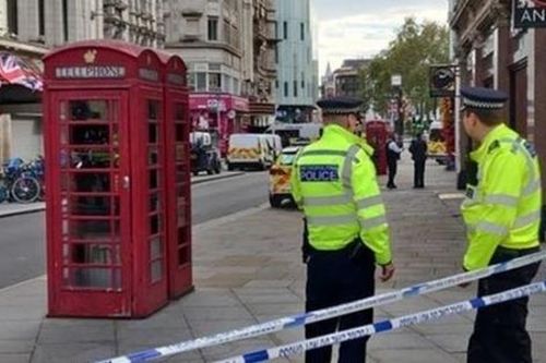 Hai cảnh sát bị tấn công bằng dao tại trung tâm London