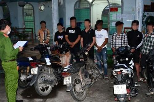 Xử lý 8 đối tượng dùng hung khí và chai bia 'quậy' nhà dân trong đêm