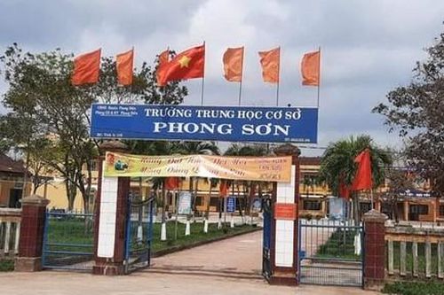2 nữ sinh trung học 'đại chiến', hàng chục học sinh đứng xem, quay clip