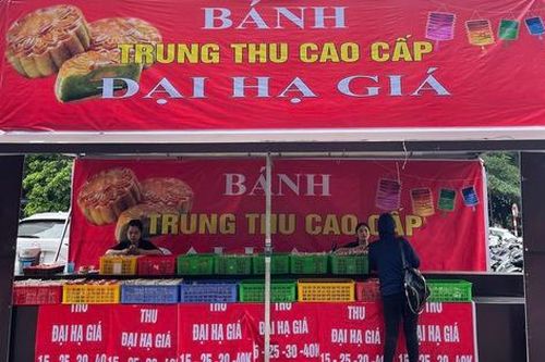 Hậu trung thu, bánh bày bán tràn lan với giá 'siêu rẻ'
