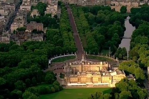 Ánh nắng bình minh chỉ chiếu xuống Cung điện Buckingham trong khi xung quanh vẫn tối