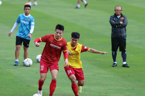 Tuyển Việt Nam hứng khởi tập luyện ngày đầu hội quân