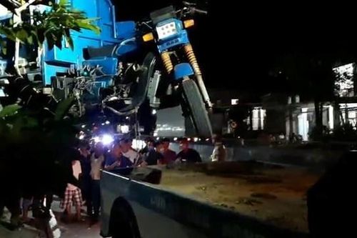 Quảng Bình: Ngồi trên vỉa hè, ba bà cháu bị xe ba gác đâm thương vong