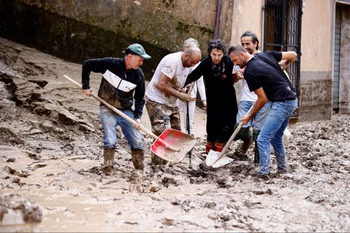 Lũ quét bất thường nuốt chửng nạn nhân ở miền Trung Italy
