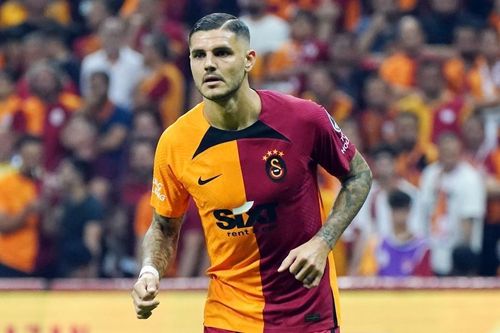 Icardi xô xát với cầu thủ đối phương