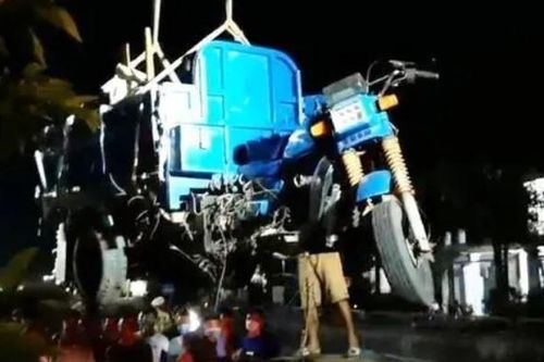 Hai bà cháu bị xe ba gác tông tử vong