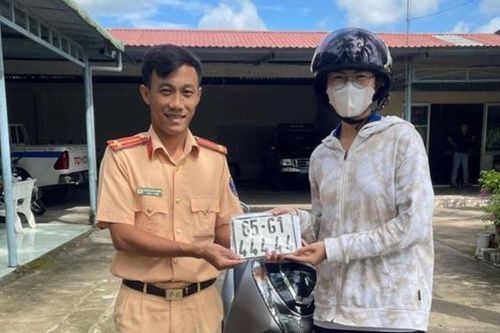 Một phụ nữ may mắn bấm được biển số xe 'ngũ quý' 4