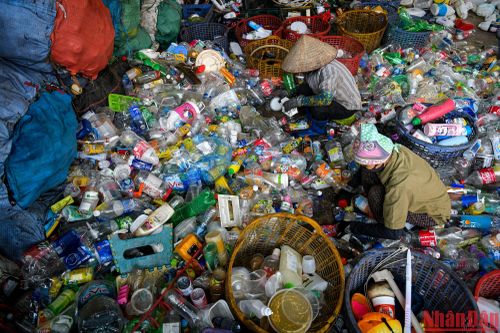 Mưu sinh ở 'thủ phủ' phế liệu nhựa ven đô Hà Nội