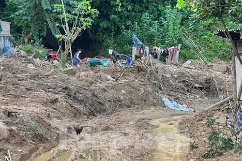 Mưa lũ tàn phá bản làng xác xơ, nhiều tuyến đường sạt lở, hàng nghìn người dân vẫn bị cô lập