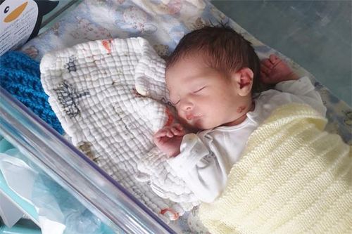 Em bé bị tổn thương nghiêm trọng khi người khác ôm hôn