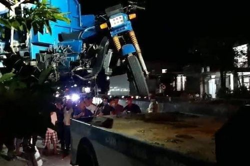 Xe ba gác lao lên vỉa hè tông trúng 3 bà cháu, 2 người tử vong