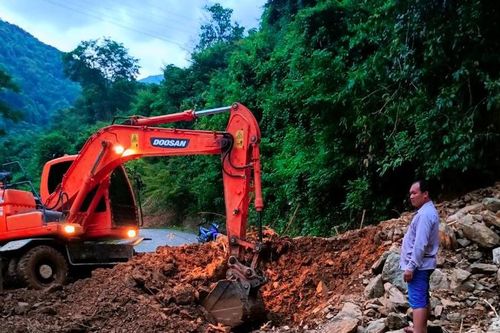 Khó khăn trong khắc phục sạt lở các tuyến giao thông ở Kỳ Sơn