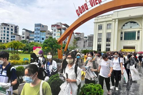 Hơn 700 tình nguyện viên tham gia thu gom rác thải vì Thủ đô 'xanh'
