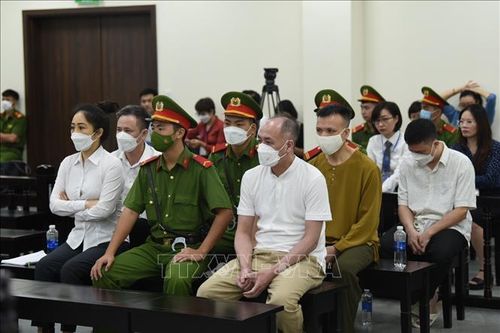Phạt tù hai cựu cán bộ công an, tịch thu số tiền 'chạy án'