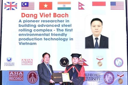 Sản xuất thép bằng công nghệ thân thiện môi trường, doanh nhân Việt nhận bằng tiến sĩ danh dự