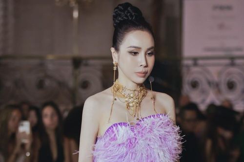 Hoàng Dung diện váy đính lông vũ khi làm vedette tại London Fashion Week