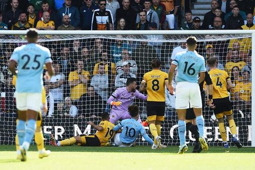Đè bẹp Wolves trong thế hơn người, Man City tạm chiếm ngôi đầu
