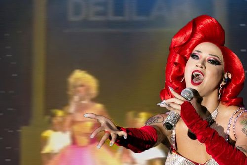 Xuất hiện với tạo hình drag queen, Thanh Duy tuột áo ngay trên sân khấu liveshow