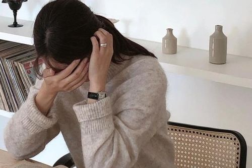 Uống nước sai cách, nữ nhân viên văn phòng bị suy giảm trí nhớ, viêm đường tiết niệu