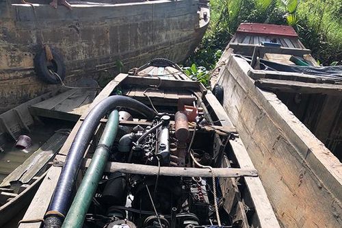 Nhảy xuống sông bỏ trốn khi bị phát hiện hút cát trái phép