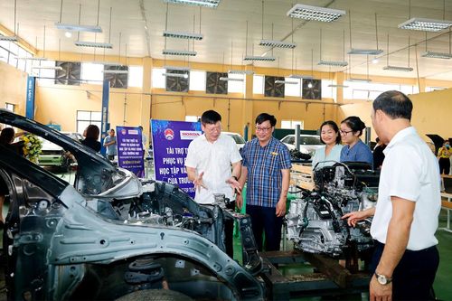 Honda Việt Nam trao tặng xe ô tô, động cơ ô tô và xe máy,... cho các trường cao đẳng, đại học