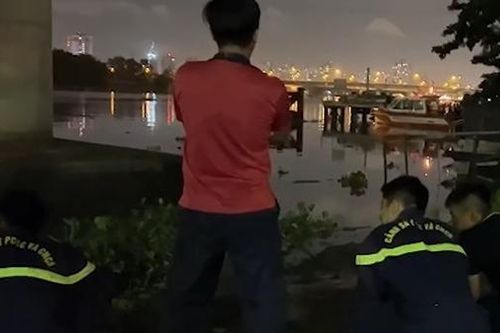 Hai người nhảy cầu trong đêm, 1 người được cứu sống