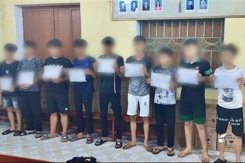 Khởi tố vụ án nhóm học sinh gây rối trước cổng trường
