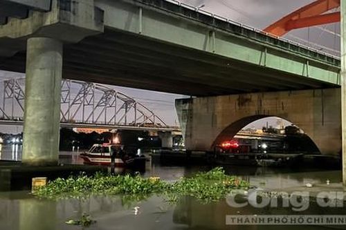 Để lại ba lô, nam thanh niên nhảy xuống sông Sài Gòn trong đêm