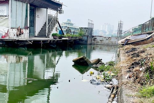 'Bãi phế liệu nổi' giữa hồ Tây