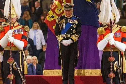 Vua Charles và các em đứng canh gác quanh linh cữu Nữ hoàng Anh