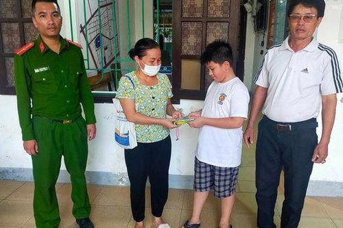Nhặt được hơn 50 triệu đồng, nam sinh lớp 6 báo công an tìm người trả lại