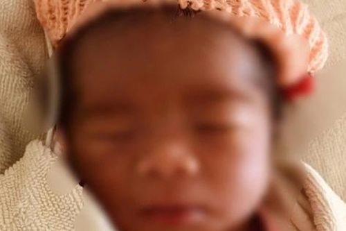 Tìm thân nhân bé gái sơ sinh bị bỏ rơi trước cổng chùa