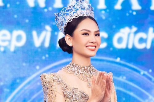Hoa hậu Mai Phương nhận lại vương miện sau khi đấu giá thành công 3 tỷ đồng