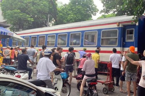 Đoàn tàu phải dừng lại do va chạm vào khách chụp ảnh 'tự sướng'