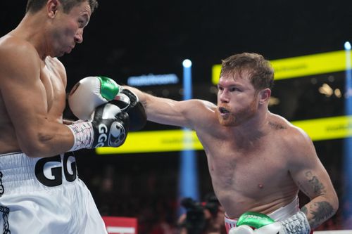Canelo Alvarez bảo vệ thành công 5 đai vô địch