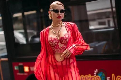 Mặc nội y ra đường ở London