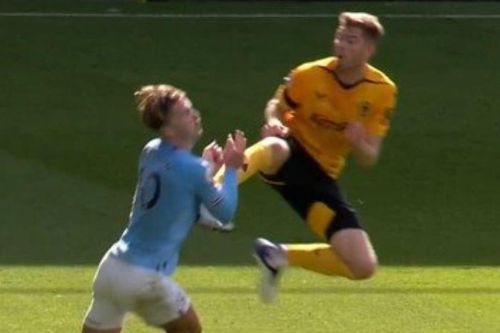 Phản ứng của Grealish sau khi bị đối thủ đạp vào bụng