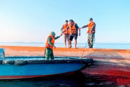 Nỗ lực tìm kiếm thuyền viên mất tích do chìm tàu trên vùng biển Cát Bà