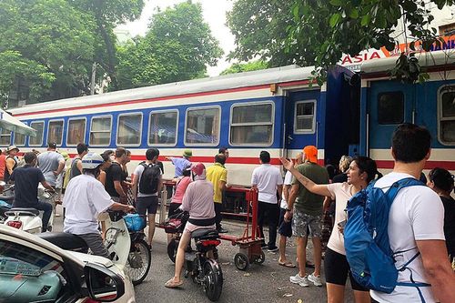 Xác minh thông tin du khách bị thương khi chụp ảnh ở phố 'cà-phê đường tàu'