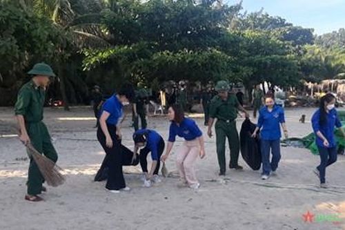 Ra quân làm sạch bãi biển trên địa bàn Đà Nẵng