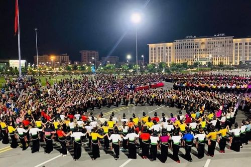Hàng nghìn người đến xem vinh danh 'Nghệ thuật Xòe Thái' ở Sơn La