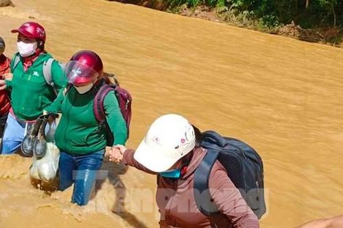 Cô giáo cắm bản kể chuyện 'trèo đèo lội suối' đến trường sau mưa lũ