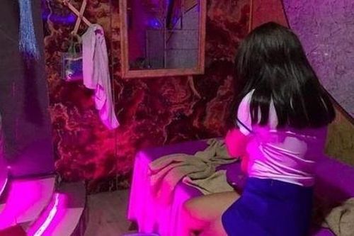 Bé gái bị đưa lên xe ô tô chở đi phục vụ tại cơ sở massage