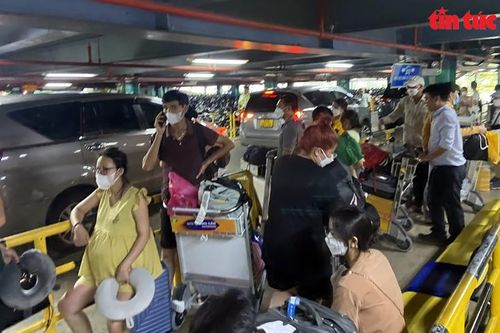 Ùn ứ giao thông tại làn xe công nghệ sân bay Tân Sơn Nhất