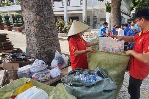 Thu gom ve chai tạo quỹ chăm lo cho thiếu nhi có hoàn cảnh khó khăn