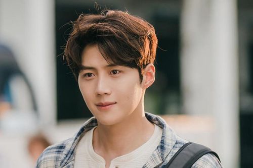 Sau scandal tình ái, Kim Seon Ho có hành động khiến fan tự hào