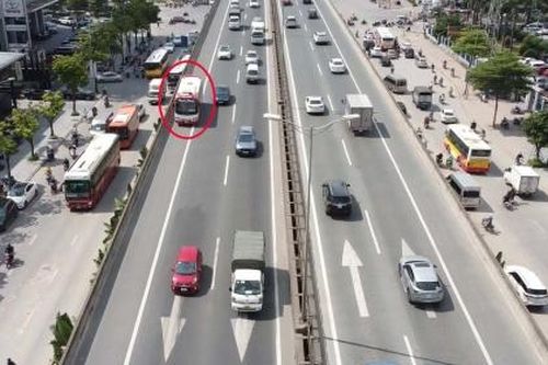 CSGT tuần tra, ghi hình ôtô đi vào làn dừng khẩn cấp đường Vành đai 3 trên cao