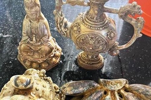 Nhiều người dân ở miền núi bị lừa mua cổ vật đồng đen... rởm