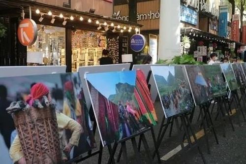 Khai mạc triển lãm ảnh 'Chợ trên Đá'